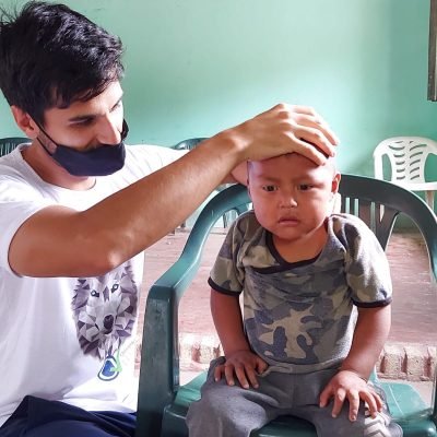 Cristian grupo chequeo niño sentado