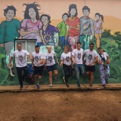 Grupo Tomi con pared