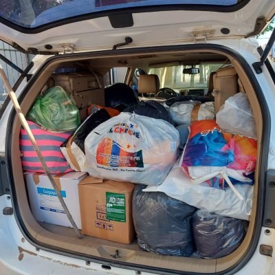 camioneta llena de donaciones